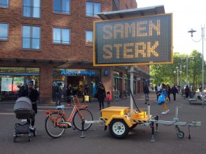 Mobiel lichtbord met aansporing "Samen Sterk" - AH Ganzenhoef, Amsterdam-Zuidoost, 24 april 2020