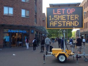 Mobiel lichtbord met waarschuwing "Let op 1,5 meter afstand" - AH Ganzenhoef, Amsterdam-ZUidoost