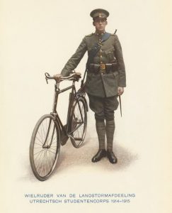 Student-wielrijder van de VL-afdeling Utrechts studentencorps (Delpher.nl – Utrechtse Studenten Almanak voor 1916)
